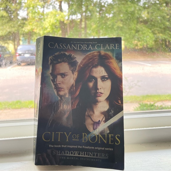 City of bones - Picture 1 of 2